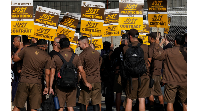 TOPSHOT-US-ECONOMY-LABOR-LOGISTICS-STRIKE-TEAMSTERS