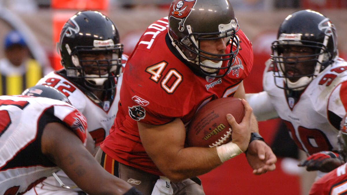 Tampa Bay Buccaneers running back Mike Alstott is congratulated by News  Photo - Getty Images