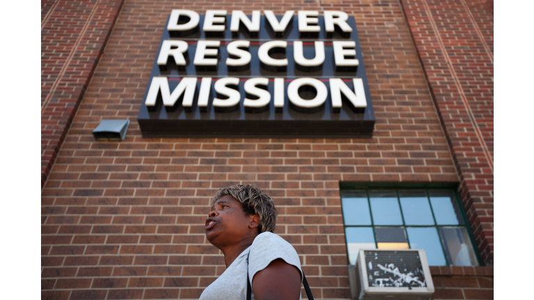 Democratic Convention Delegates Serve Homless In Shelter