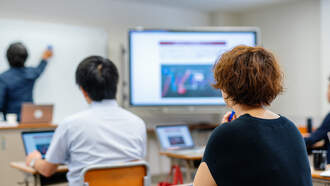 Phone Tap: Cool Mom on Campus