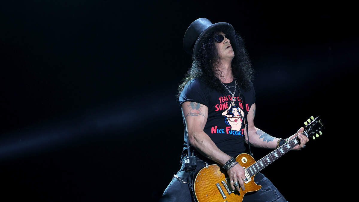 SLASH Is Working On 'Blues-Oriented' New Solo Album Featuring 'A Bunch Of  Different Singers' 