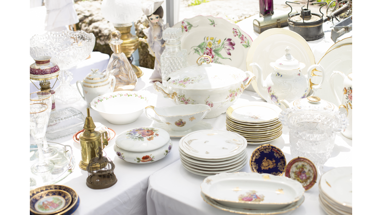 Ceramic dinner service in a market