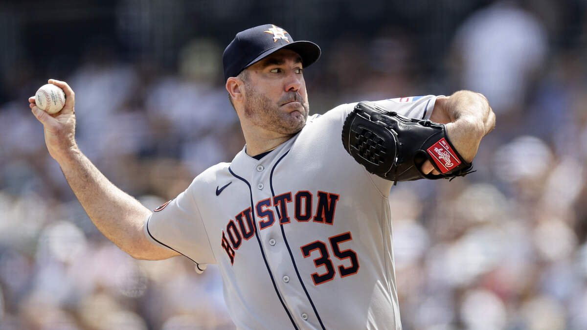 Pitcher Sean Bergman of the Houston Astros delivers a pitch during News  Photo - Getty Images