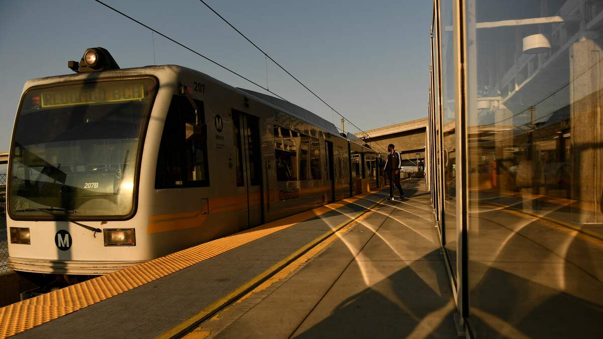 L.A. Metro riders save 50% on Super Bowl Experience