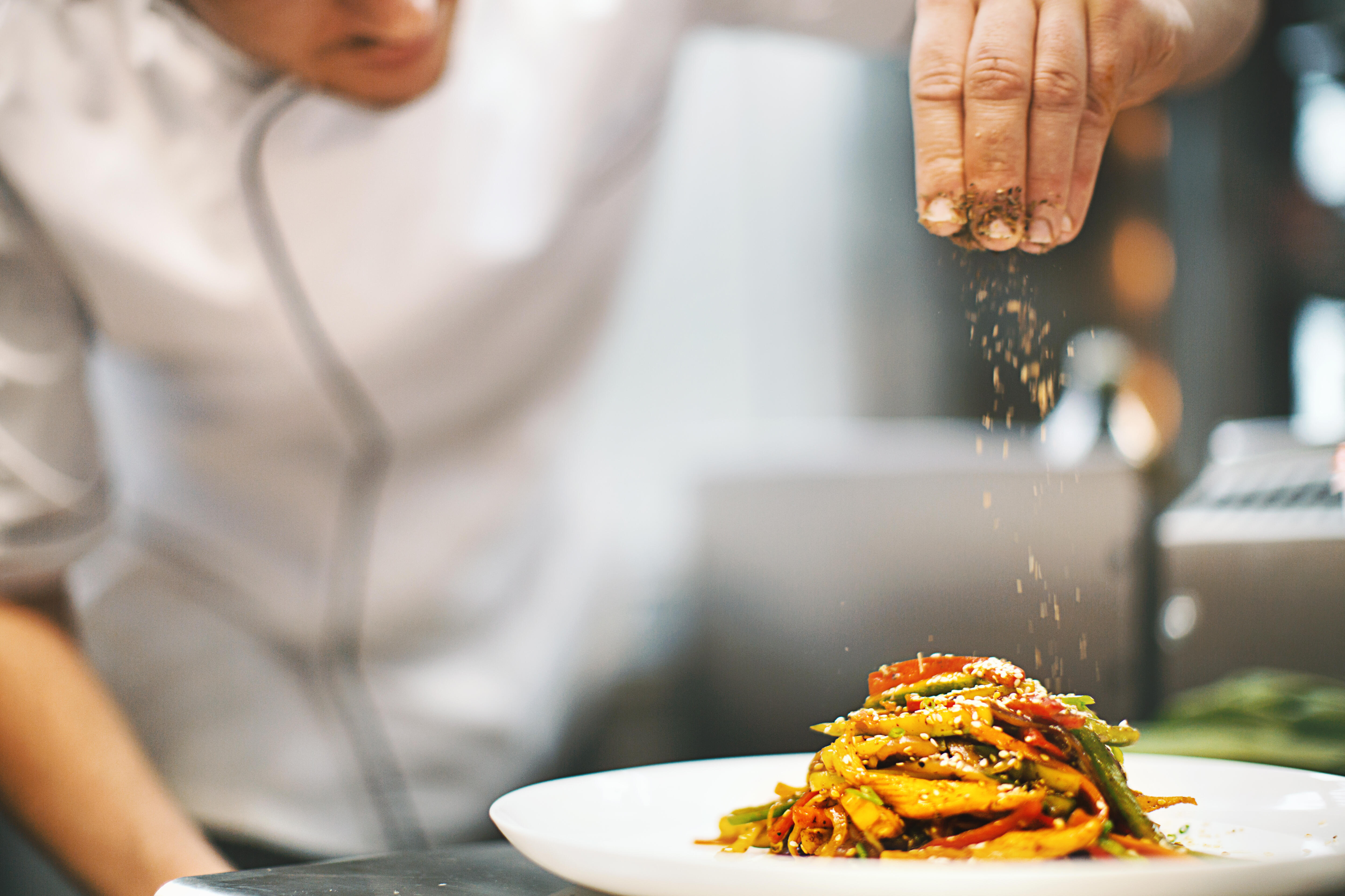 The dishes were delicious. Повар готовит блюдо. Повар готовит. Блюдо с едой и специи. Приправа с поваром.