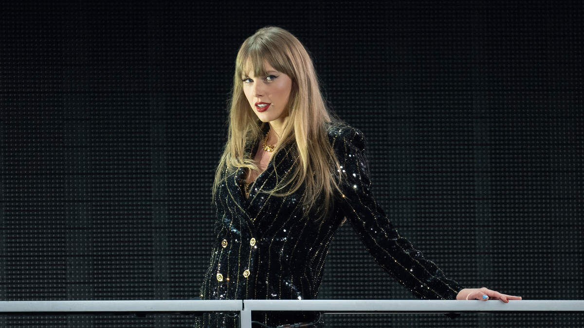 Taylor Swift fans 'shake it off' at The Wooly's sold-out show