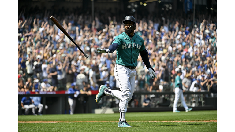 Surging Mariners sweep Astros, and J-Rod makes MLB history