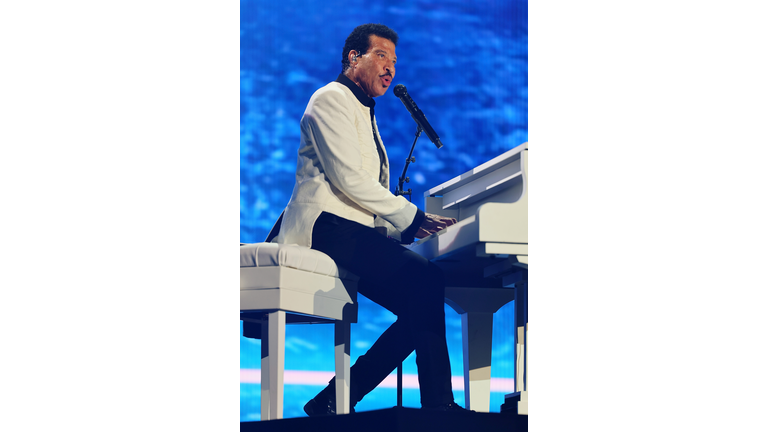 Lionel Richie and Earth, Wind & Fire "Sing A Song All Night Long" Opening Night - St. Paul