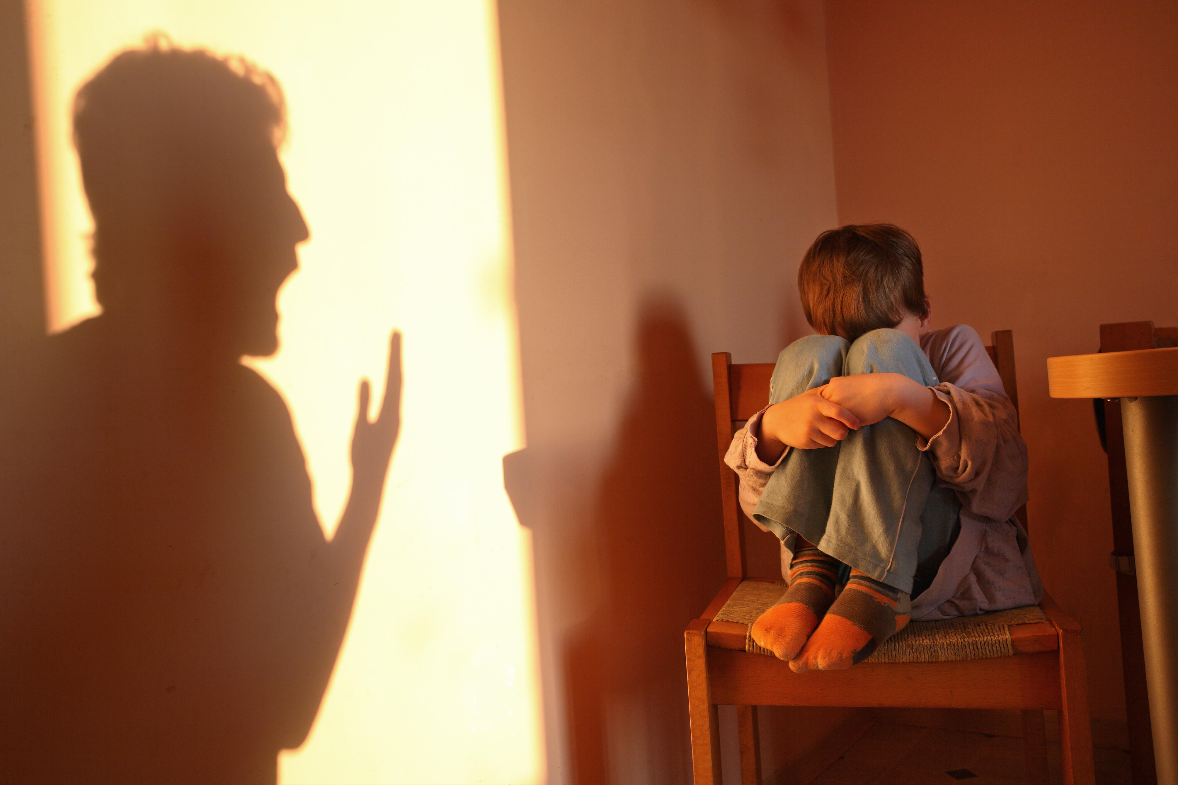 В детстве боялась маму. Насилие в семье над детьми. Родители крияат на ребёнка. Психологическое насилие над детьми.
