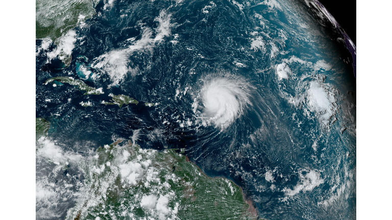 Hurricane Lee Intensified To Category 5 As It Moves Across The Atlantic Ocean