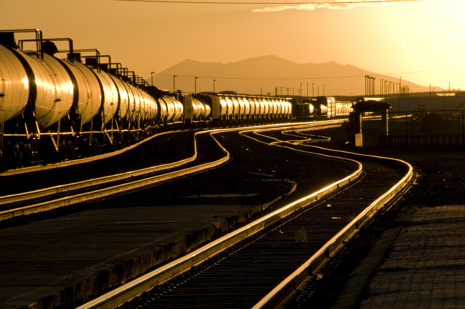 Train carrying tanks of liquefied natural gas