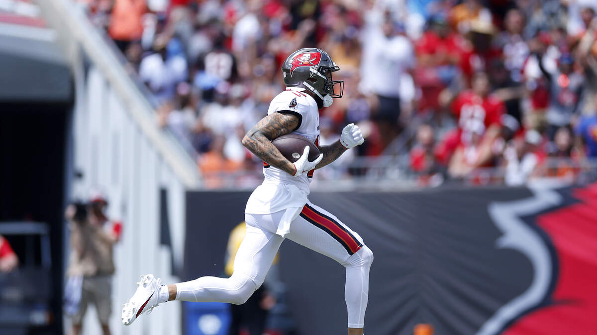 Buccaneers stay unbeaten with 27-17 victory over Bears