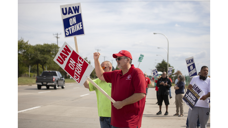 United Auto Workers Hold Limited Strikes As Contract Negotiations Expire