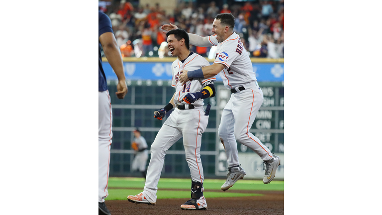 Dubon's 9th-inning single lifts Astros over Orioles 2-1 to stay