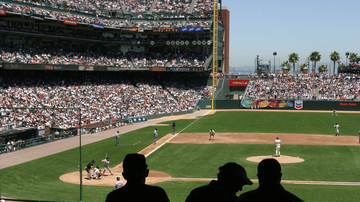 San Francisco Giants announcer has hot-mic slip: 'I gotta pee