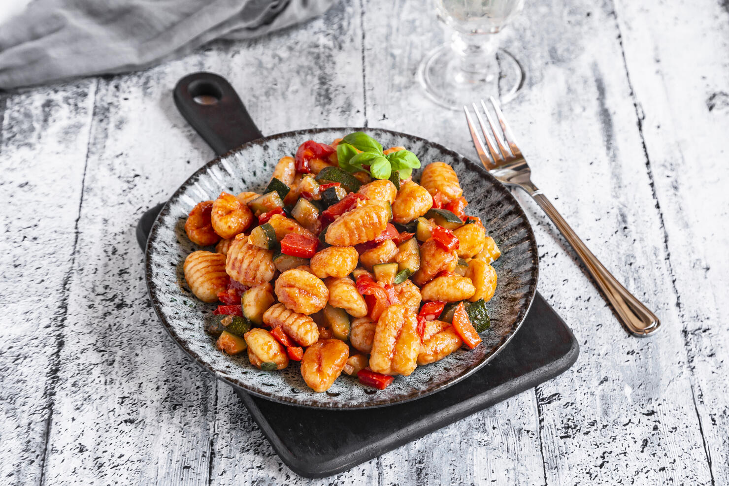 Salad of gnocchi, courgette, red bell pepper and basil