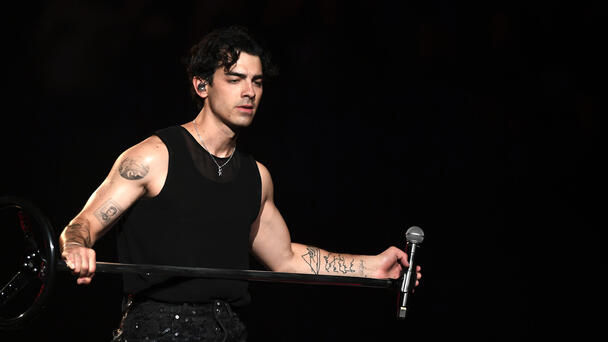 Joe Jonas Shouts Out Parenthood During Concert Amidst Custody Battle