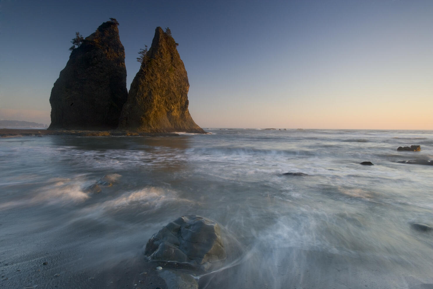 USA, Washington, Olympic National Park, Rialto Beach, sunset