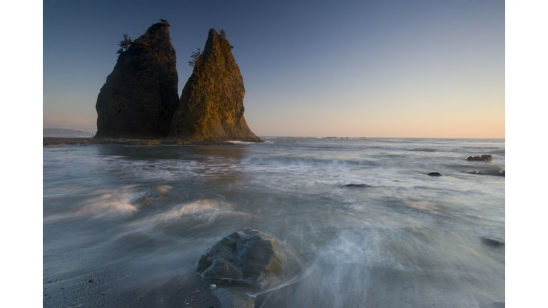 USA, Washington, Olympic National Park, Rialto Beach, sunset