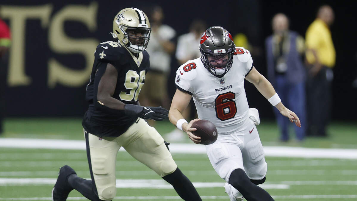 Bucs Grab Division Lead With Stifling 26-9 Win Over Saints