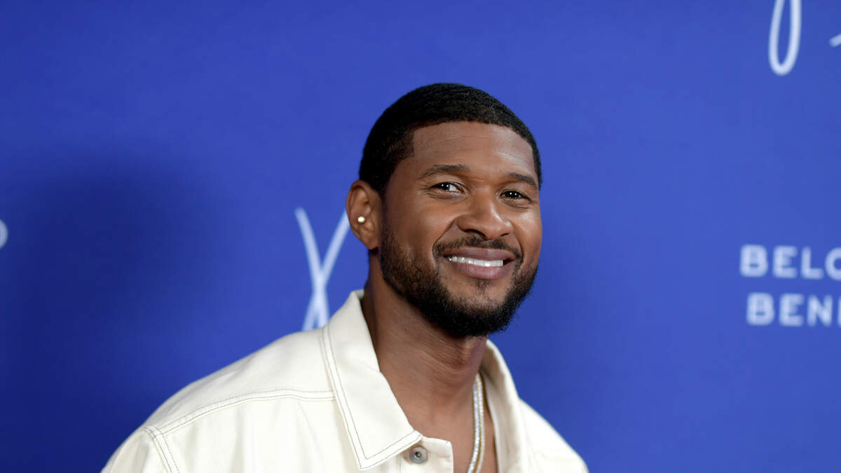 Usher Wears A TRIPPY Outfit To The Balenciaga Show | The Fred Show ...