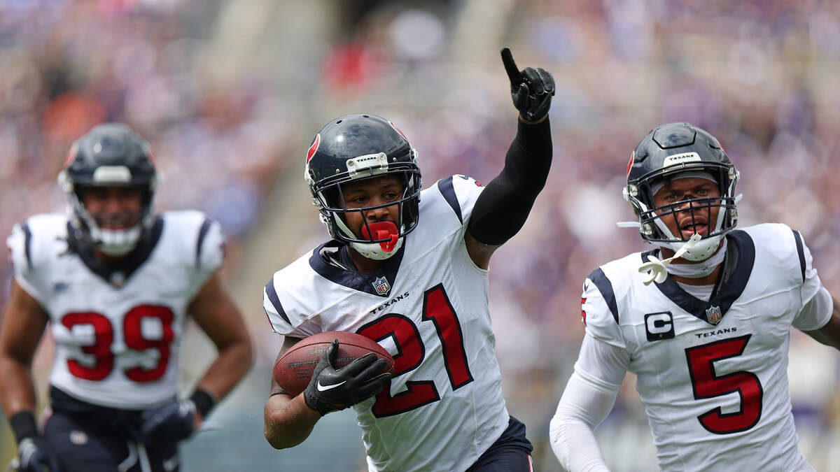 Houston Texans defensive back Steven Nelson (21) signals a safety