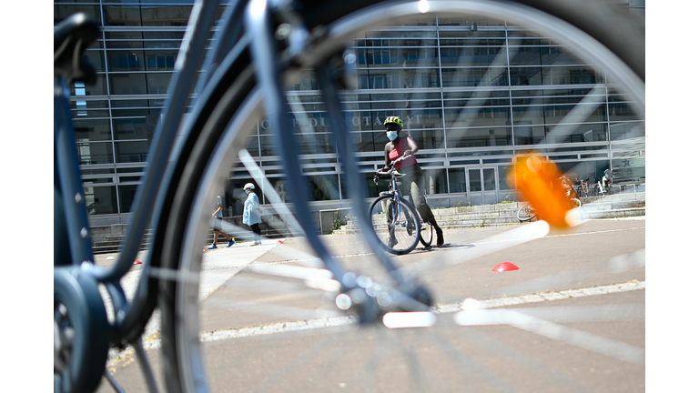 FRANCE-CYCLING-LEARNING-ADULTS-HEALTH-VIRUS
