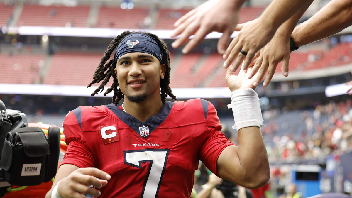 Quarterback Tony Pike of the University of Cincinnati Bearcats passes  News Photo - Getty Images