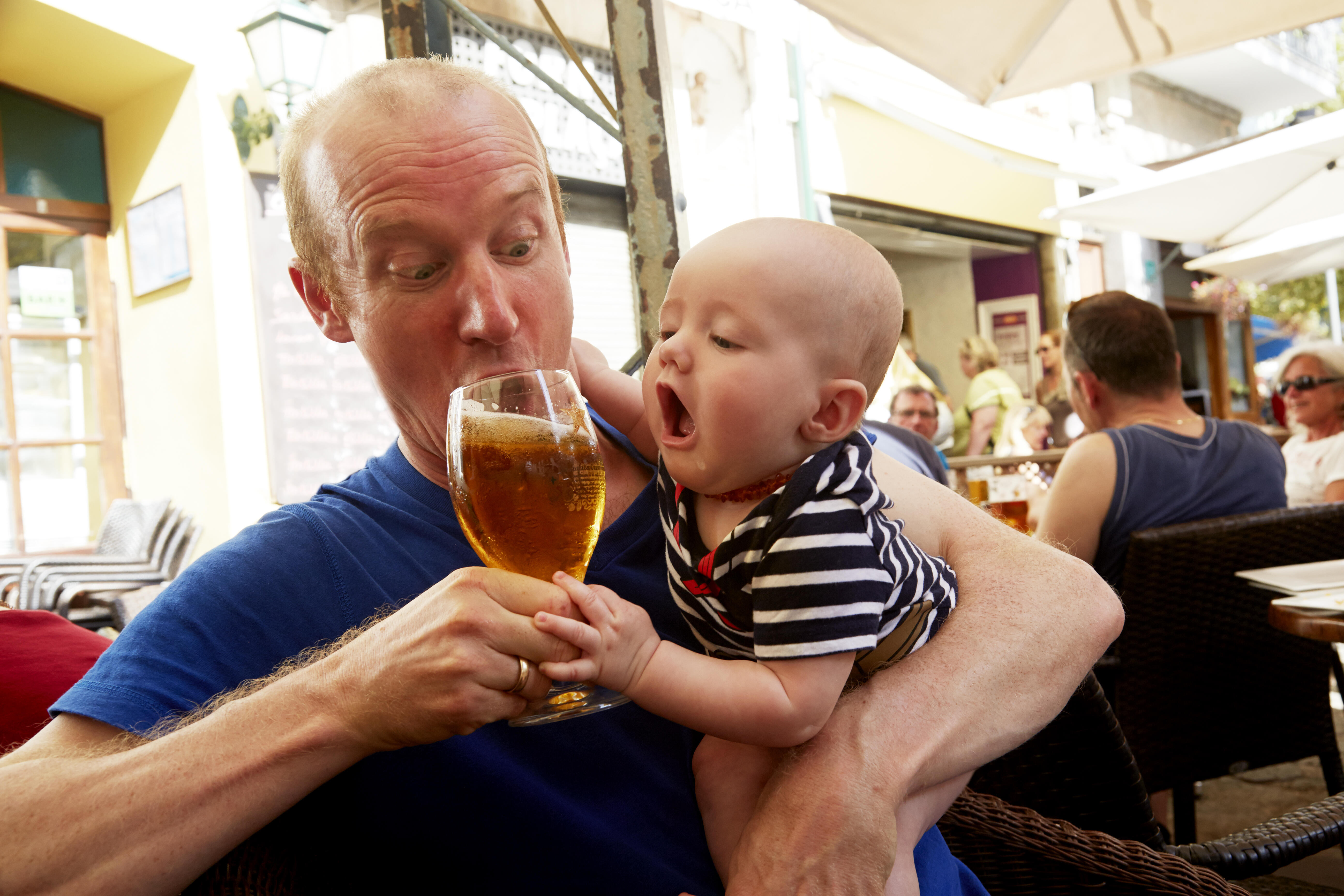 Сын пьет что делать матери. Ребенок с пивом. Папа пьет пиво. Папа с пивом и ребенком. Мужчина с ребенком.
