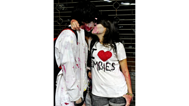 A zombie dressed couple kisses in Caraca