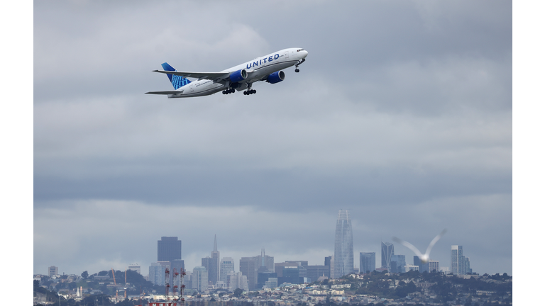 United Airlines Stock Dips After Posting Profit Warning For First Quarter