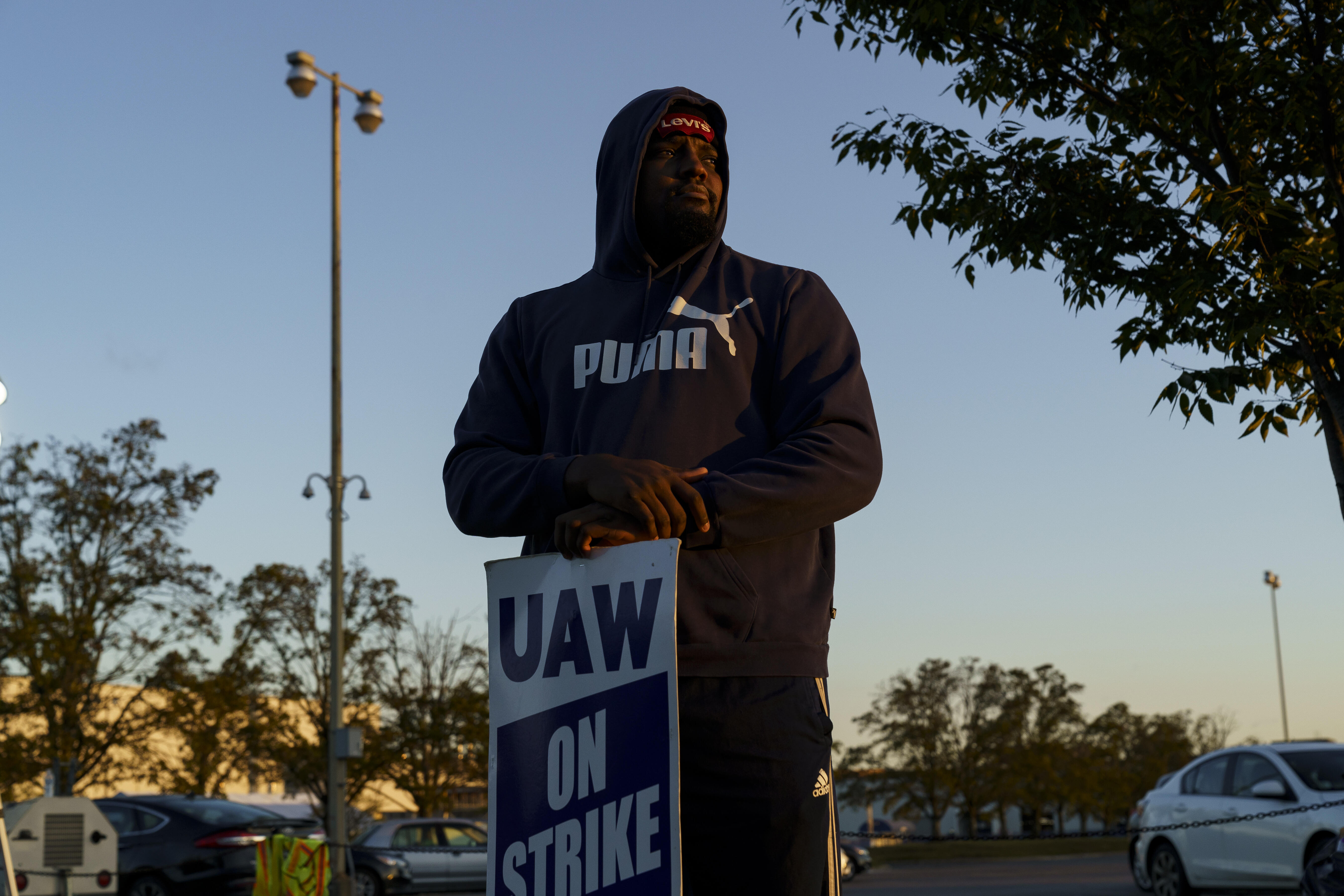 General Motors Reaches Tentative Agreement With Auto Workers Union ...