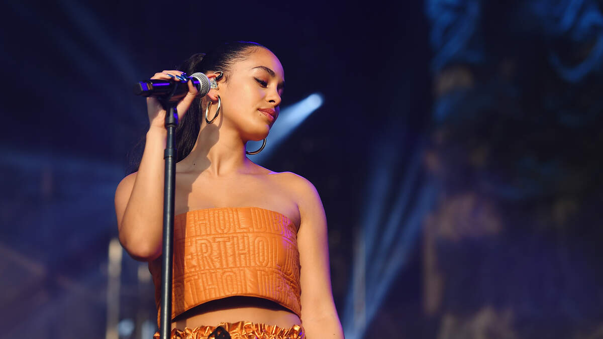 wait, @Jorja Smith fainted at the kooks?! 👀😭 #jorjasmith #thekooks #