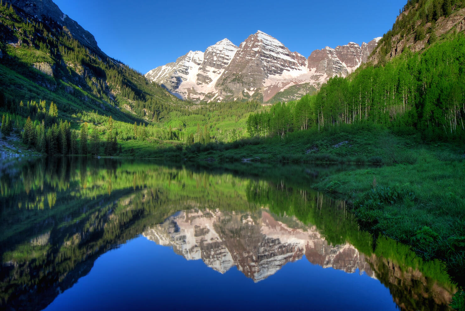 USA, Colorado, Aspen, Maroon Bells in morning