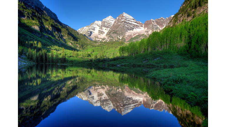 USA, Colorado, Aspen, Maroon Bells in morning