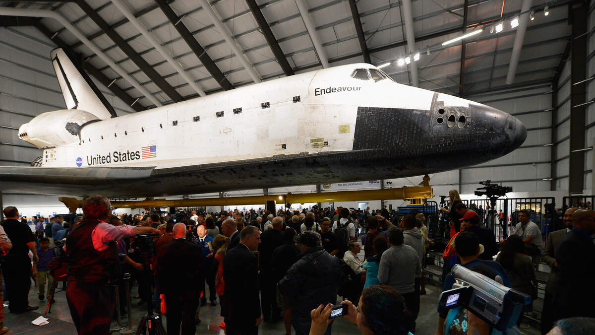 Endeavour assembly at Science Center starts with lifting 52-ton rockets  into place