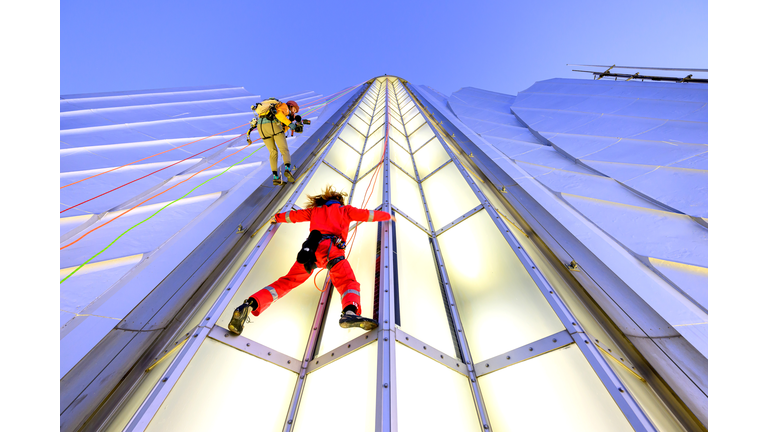 “Jared Leto Climbs the Empire State Building to Launch Thirty Seconds to Mars’ World Tour”