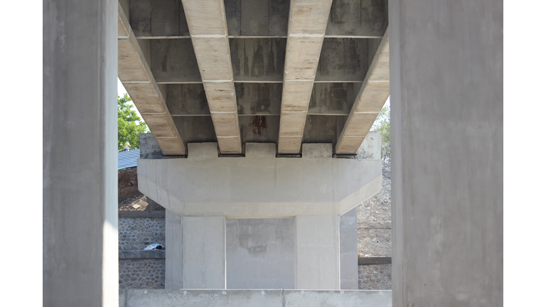 the structure of the bridge girder on the toll road