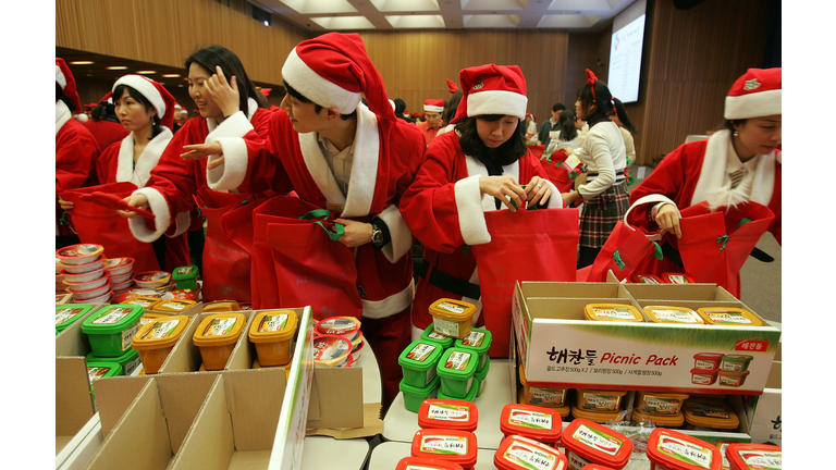 Santa Claus Make Christmas Gifts For Charity