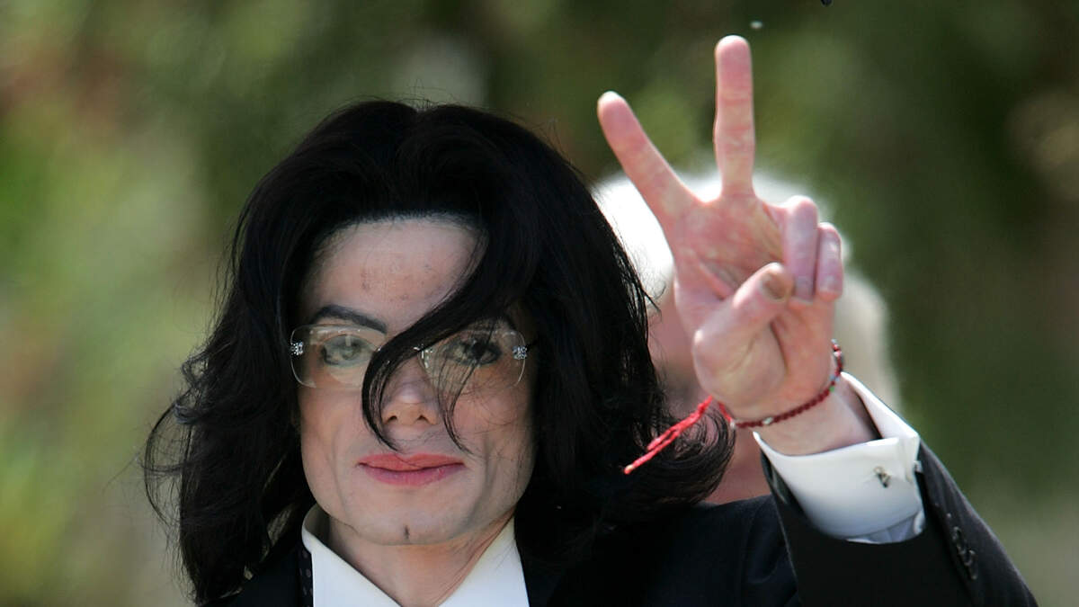 Рок звезда умерла. Фото мертвого Майкла Джексона.