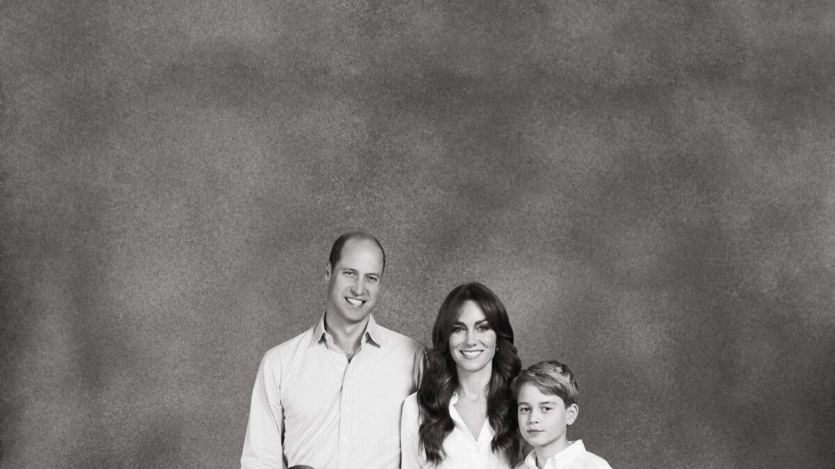 William And Kate's Christmas Card Fail Is Prince Louis' Finger