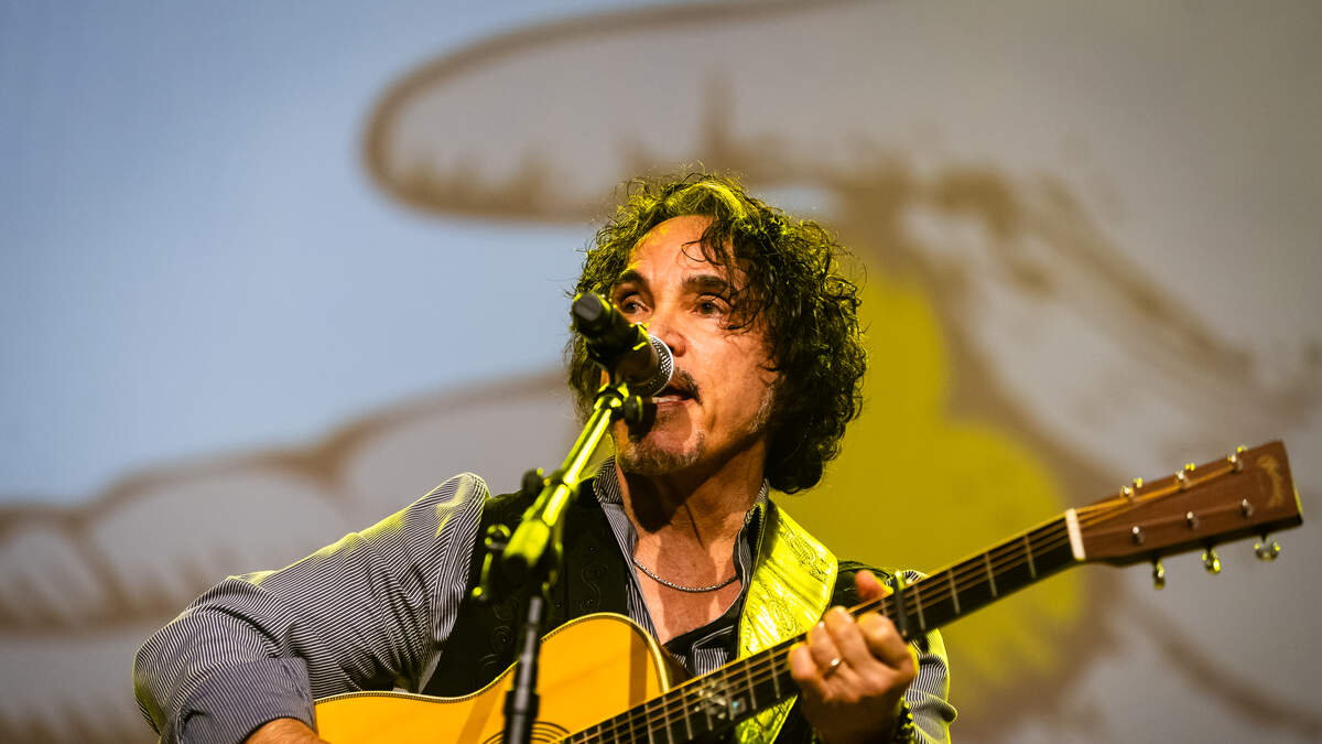 The Masked Singer' reveals Anteater as rocker John Oates