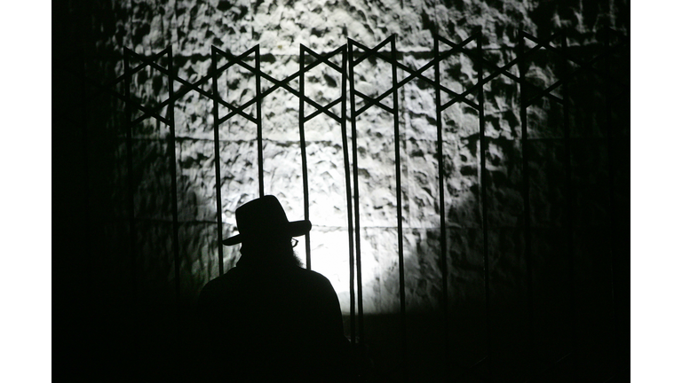 A jew waits outside the Bronnaya synagog