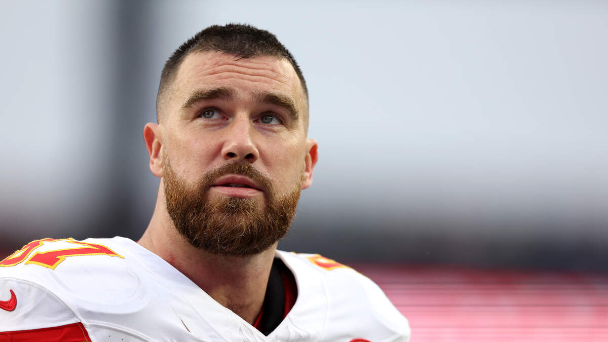 Travis Kelce Tried To Keep Cool When Taylor Swift Was Shown On ...