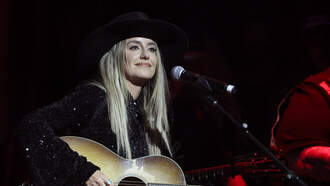 Lainey Wilson Surprises Young Fan On Christmas Day