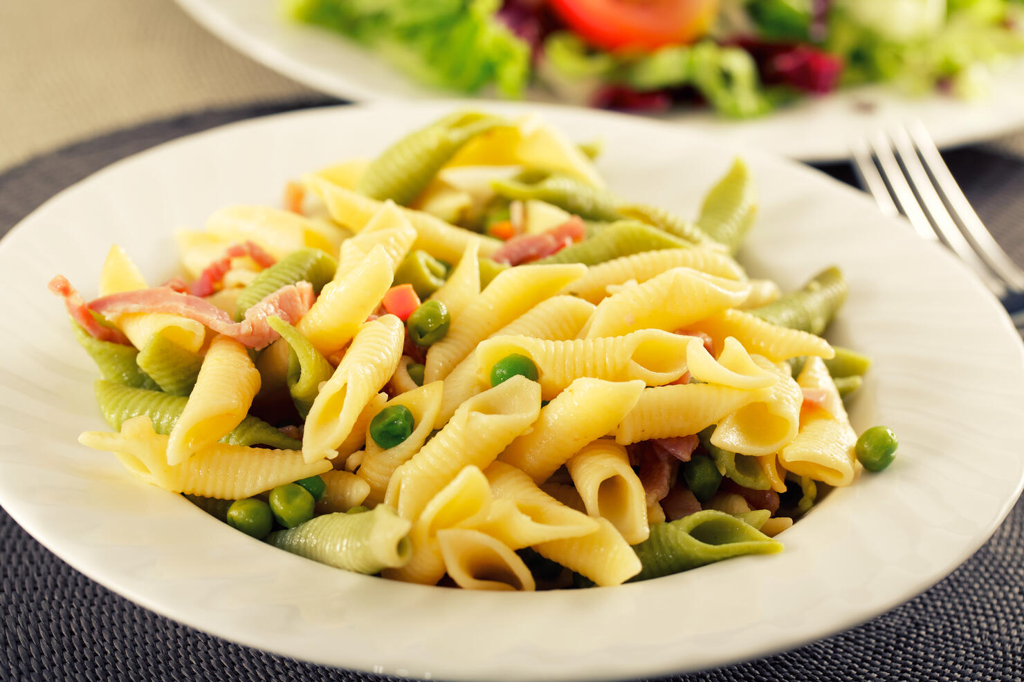 Pasta with ham and peas