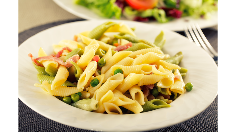 Pasta with ham and peas