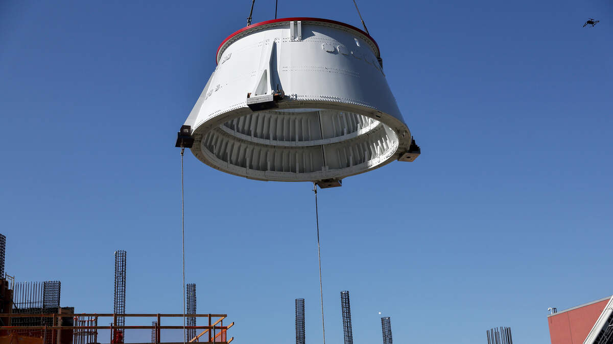 科学中心将燃料罐移至垂直航天飞船展示位置