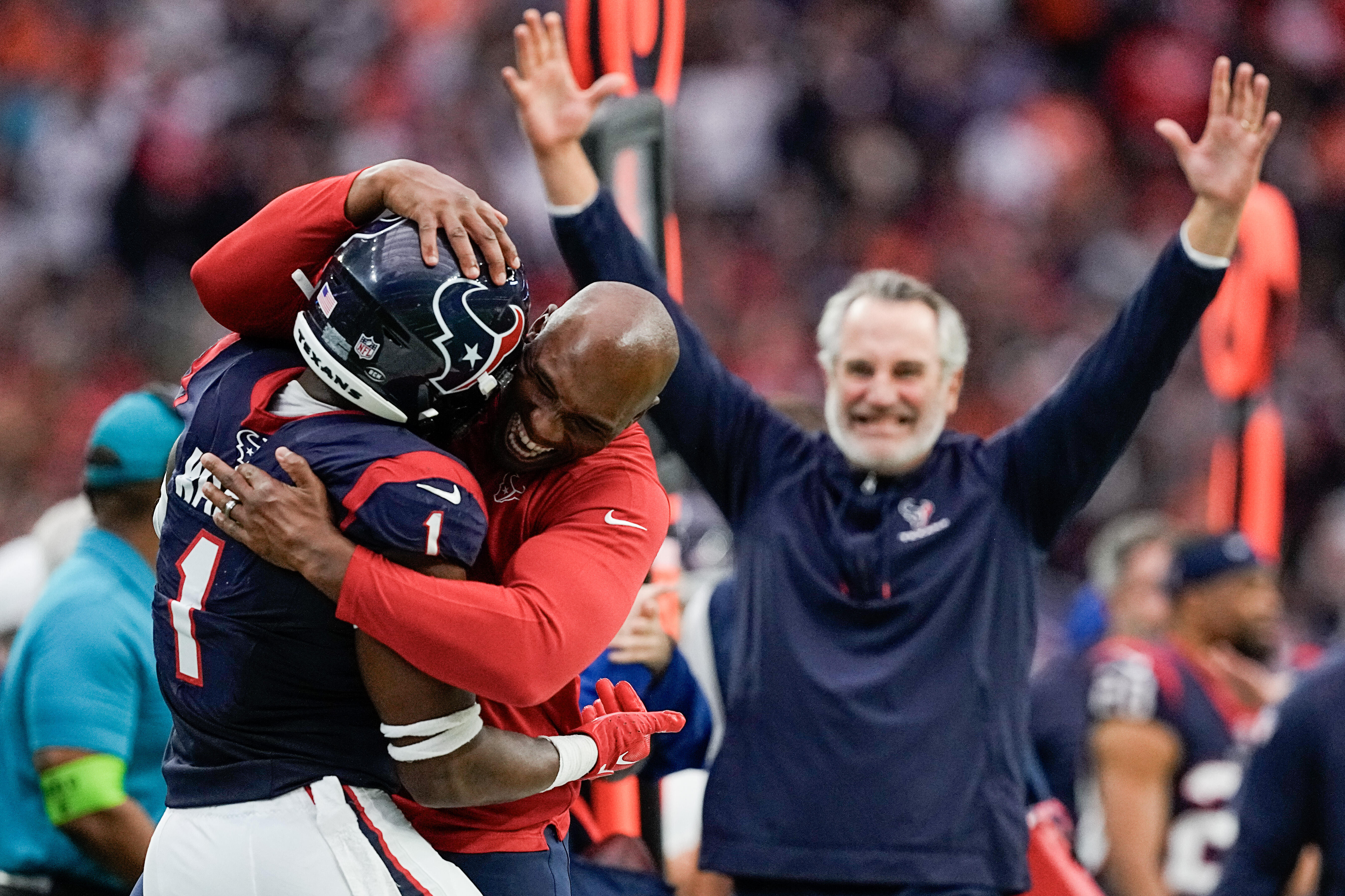 REPORT: Texans OC Bobby Slowik Staying With The Team, Getting Raise ...