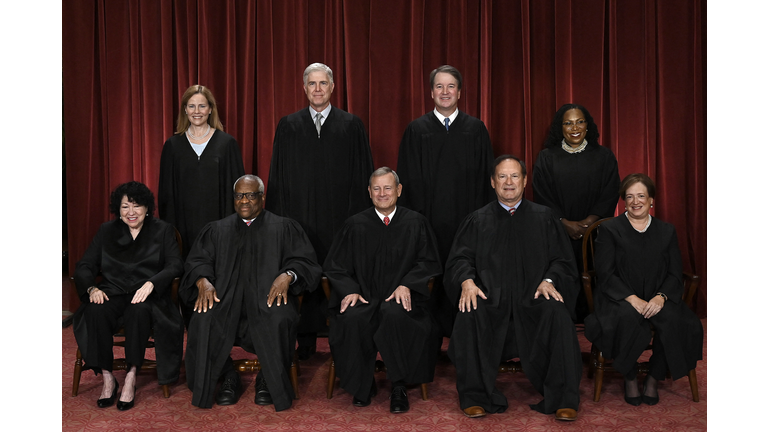 TOPSHOT-US-JUSTICE-SUPREME-COURT-GROUP-PHOTO